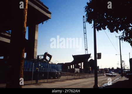 Schwerlastkräne und Bagger sichern Trümmerteile nach dem Loma Prieta Erdbeben in San Francisco, USA 1989. Banque D'Images