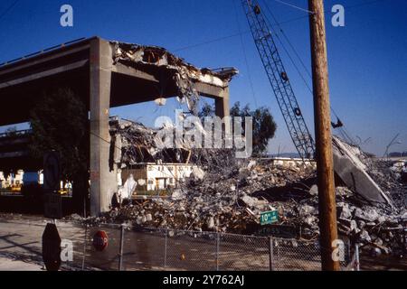Schwerlastkräne und Bagger sichern Trümmerteile nach dem Loma Prieta Erdbeben in San Francisco, USA 1989. Banque D'Images