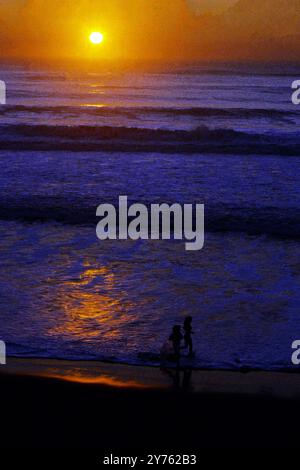 Ein Paar beim Sonnenuntergang am Strand am Tag vor dem Loma Prieta Erdbeben in San Francisco, USA 1989. Banque D'Images