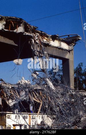 Schwerlastkräne und Bagger sichern Trümmerteile nach dem Loma Prieta Erdbeben in San Francisco, USA 1989. Banque D'Images