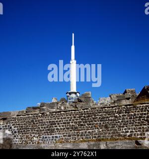 UKW- und TV-Funkturm vom Sender Puy de Dome auf dem gleichnamigen Vulkan BEI Clermont Ferrand in der Region Auvergne, Frankreich um 1985. Banque D'Images