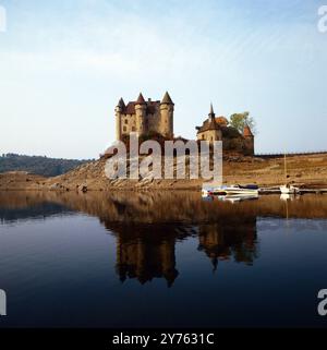 Chateau de Val in der Gemeinde Lanobre im Departement Cantal in der Region Auvergne, Frankreich um 1985. Banque D'Images