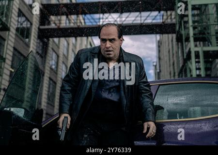 The Penguin (2024), mini-série télévisée créée par Lauren LeFranc, réalisée par Craig Zobel et mettant en vedette Colin Farrell dans le rôle d'Oswald Cobblepot, alias The Penguin, qui fait une pièce pour prendre le contrôle du monde criminel de Gotham. Photographie publicitaire ***USAGE ÉDITORIAL SEULEMENT***. Crédit : BFA / Macall Polay / HBO Max Banque D'Images