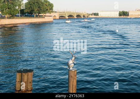 Saint-Pétersbourg, Russie - 16 juin 2024 : monument à un lièvre sauvé d'une inondation au milieu du détroit de Kronverksky Banque D'Images