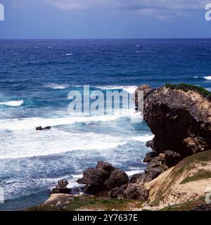 Brandung trifft auf das Festland der Ostküste von Barbados, um 1985. Banque D'Images