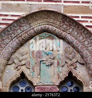 Maria mit dem Jesuskind als relief über einem Fenster im Kloster Kalenic in der Gemeinde Kragujevac im Kosovo um 1981. Banque D'Images