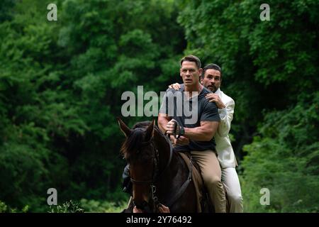 JOHN CENA et JUAN PABLO RABA en FREELANCE (2023), réalisé par PIERRE Morel. Crédit : Endurance Media / Sentient Entertainment / album Banque D'Images