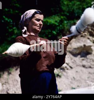 Spinnerin am Wegesrand BEI Sarajevo in der Region Bosnien Herzégovine, Jugoslawien um 1981. Banque D'Images