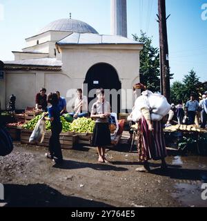 Marktszene vor einer Moschee in Prizren im Kosovo, Jugoslawien um 1981. Banque D'Images