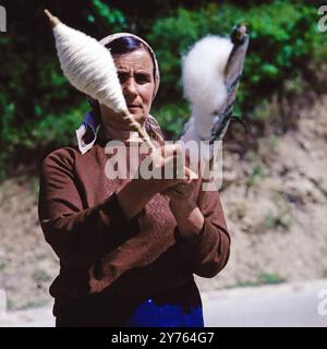 Spinnerin am Wegesrand BEI Sarajevo in der Region Bosnien Herzégovine, Jugoslawien um 1981. Banque D'Images
