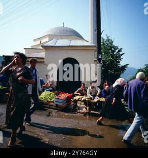Marktszene vor einer Moschee in Prizren im Kosovo, Jugoslawien um 1981. Banque D'Images