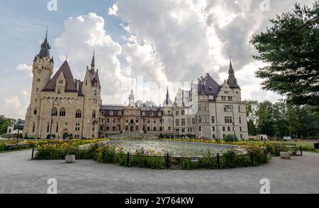 Moszna Castle bâtiment plein extérieur large plan de la grande façade du palais du 18ème siècle façade de la route panoramique fontaine, styles mixtes architectur Banque D'Images