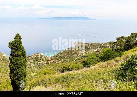 Sentier de randonnée (Mulattiera) de Giglio Porto à Giglio Castello avec vue sur la mer méditerranée et la plage d'Arenella à Isola del Giglio, île du Banque D'Images