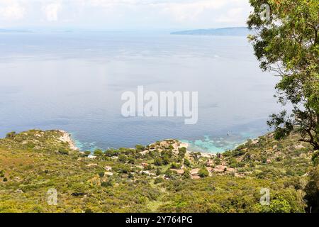 Sentier de randonnée (Mulattiera) de Giglio Porto à Giglio Castello avec vue sur la mer méditerranée et la plage d'Arenella à Isola del Giglio, île du Banque D'Images