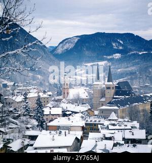 Blick auf Berchtesgaden im Winter mit der Stiftskirche est composé de Peter und Johannes der Täufer und die Pfarrkirche Andreas, Oberbayern um 1985. Banque D'Images