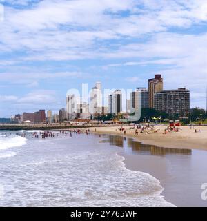 Blick auf die Skyline von Durban vom Strand aus, Südafrika um 1984. Banque D'Images