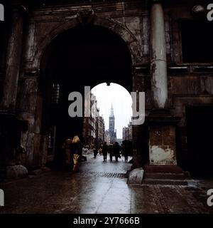 Blick durch das Langgasser Tor (Brama Złota) in die Dluga (Długa) und auf den Turm des Historischen Museums der Stadt Danzig, Gdansk (Gdańsk) in der Woiwodschaft Pommern im Norden Polens, Polen um 1988. Banque D'Images