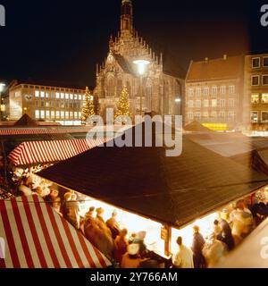 Der Nürnberger Christkindlesmarkt, Bayern um 1984. Banque D'Images