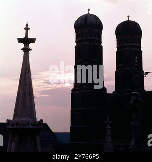 Blick westlich über das Neue Rathaus am Marienplatz auf die Türme der Münchner Frauenkirche im Gegenlicht der Abendsonne, Bayern, Oberbayern, um 1985. Banque D'Images