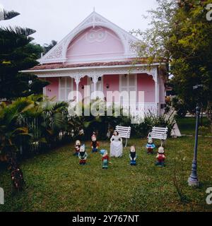 Schneewittchen und die sieben Gartenzwerge auf der Insel Paqueta (Paquetá?) in der Guanabara Bucht von Rio de Janeiro, Brasilien um 1989. Banque D'Images