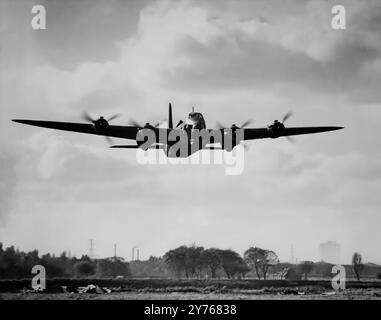 Le Short Stirling a la particularité d'être le premier bombardier quadrimoteur à être mis en service dans la Royal Air Force (RAF) pendant la seconde Guerre mondiale. Il entra en service dans l'escadron au début de 1941 et fut salué par les pilotes pour sa capacité à déjouer les chasseurs de nuit ennemis et ses caractéristiques de maniabilité favorables, bien que son plafond d'altitude ait été critiqué. Il a été relégué en deuxième ligne à partir de la fin de 1943, en raison de la disponibilité croissante de bombardiers plus capables pour le bombardement stratégique de l'Allemagne. Banque D'Images