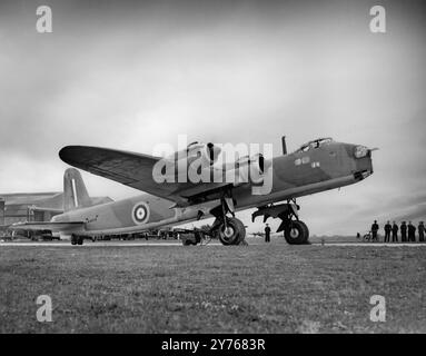 Le Short Stirling a la particularité d'être le premier bombardier quadrimoteur à être mis en service dans la Royal Air Force (RAF) pendant la seconde Guerre mondiale. Il entra en service dans l'escadron au début de 1941 et fut salué par les pilotes pour sa capacité à déjouer les chasseurs de nuit ennemis et ses caractéristiques de maniabilité favorables, bien que son plafond d'altitude ait été critiqué. Il a été relégué en deuxième ligne à partir de la fin de 1943, en raison de la disponibilité croissante de bombardiers plus capables pour le bombardement stratégique de l'Allemagne. Banque D'Images