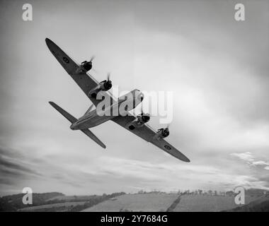 Le Short Stirling a la particularité d'être le premier bombardier quadrimoteur à être mis en service dans la Royal Air Force (RAF) pendant la seconde Guerre mondiale. Il entra en service dans l'escadron au début de 1941 et fut salué par les pilotes pour sa capacité à déjouer les chasseurs de nuit ennemis et ses caractéristiques de maniabilité favorables, bien que son plafond d'altitude ait été critiqué. Il a été relégué en deuxième ligne à partir de la fin de 1943, en raison de la disponibilité croissante de bombardiers plus capables pour le bombardement stratégique de l'Allemagne. Banque D'Images