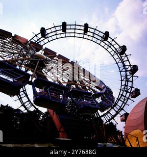 DAS Riesenrad im Vergnügungspark Prater, auch Wurstelprater, im Gegenlicht in Wien, Österreich um 1981. Banque D'Images