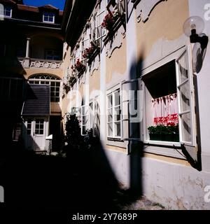 Innenhof der Rokoko Apotheke der Barmherzigen Brüder in der Taborstraße in Wien, Österreich um 1981.in Wien, Österreich um 1981. Banque D'Images