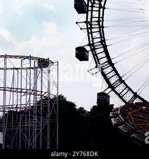 DAS Riesenrad im Vergnügungspark Prater, auch Wurstelprater, im Gegenlicht in Wien, Österreich um 1981. Banque D'Images