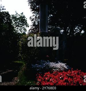 DAS Grab von Wolfgang Amadeus Mozart auf dem Friedhof Sankt Marx in Wien, Österreich um 1981. Banque D'Images