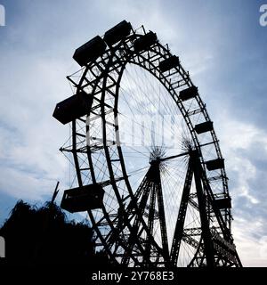 DAS Riesenrad im Vergnügungspark Prater, auch Wurstelprater, im Gegenlicht in Wien, Österreich um 1981. Banque D'Images