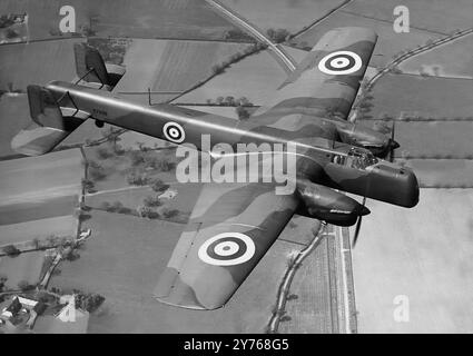 L'Armstrong Whitworth A.W.38 Whitley était un bombardier moyen britannique, l'un des trois bombardiers moyens de première ligne bimoteurs qui étaient en service dans la Royal Air Force (RAF) au début de la seconde Guerre mondiale. Avec le Vickers Wellington et le Handley page Hampden, le Whitley a été développé au milieu des années 1930 Après le déclenchement de la guerre en septembre 1939, le Whitley participe au premier raid de bombardement de la RAF sur le territoire allemand et reste une partie intégrante de l'offensive britannique des bombardiers, jusqu'à ce qu'il soit remplacé en tant que bombardier par des bombardiers lourds quadrimoteurs de plus grande taille Banque D'Images