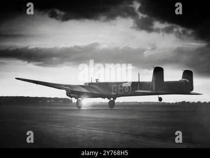 L'Armstrong Whitworth A.W.38 Whitley du 58e Escadron, un bombardier moyen britannique, l'un des trois bombardiers moyens bimoteurs de première ligne qui étaient en service dans la Royal Air Force (RAF) au début de la seconde Guerre mondiale. Avec le Vickers Wellington et le Handley page Hampden, le Whitley a été développé au milieu des années 1930 Après le déclenchement de la guerre en septembre 1939, le Whitley participe au premier raid de bombardement de la RAF sur le territoire allemand et reste une partie intégrante de l'offensive britannique des bombardiers, jusqu'à ce qu'il soit remplacé par de plus gros bombardiers lourds quadrimoteurs Banque D'Images