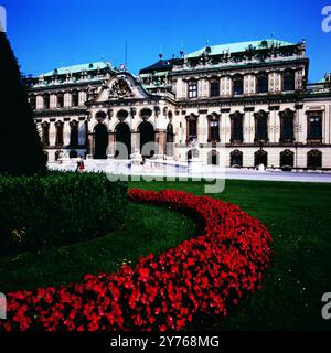 Blick auf das Schloss Oberes Belvedere in Wien, Österreich um 1981. Banque D'Images