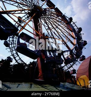 DAS Riesenrad im Vergnügungspark Prater, auch Wurstelprater, im Gegenlicht in Wien, Österreich um 1981. Banque D'Images