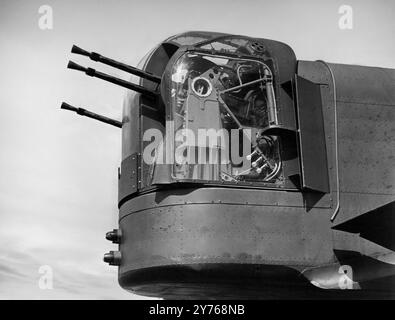 La tourelle de reat d'un Armstrong Whitworth A.W.38 Whitley était un bombardier moyen britannique, l'un des trois types de bombardiers moyens bimoteurs de première ligne qui étaient en service dans la Royal Air Force (RAF) au début de la seconde Guerre mondiale. Avec le Vickers Wellington et le Handley page Hampden, le Whitley a été développé au milieu des années 1930 Après le déclenchement de la guerre en septembre 1939, le Whitley participe au premier raid de bombardement de la RAF sur le territoire allemand et reste une partie intégrante de l'offensive britannique des bombardiers, jusqu'à ce qu'il soit remplacé par de plus gros bombardiers lourds quadrimoteurs. Banque D'Images