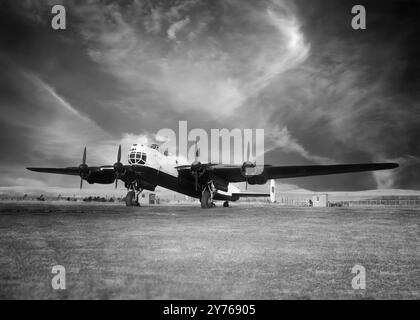 L'Avro type 694 Lincoln, un bombardier lourd quadrimoteur britannique, développé à partir de l'Avro Lancaster, était le 2e dernier bombardier à piston exploité par la Royal Air Force (RAF). Il vola pour la première fois le 9 juin 1944, mais la guerre prit fin avant que le Lincoln ne puisse y participer. La production du type a commencé et a progressivement remplacé le Lancaster en service dans la RAF à la fin des années 1940 Les escadrons de la RAF équipés du Lincoln ont combattu contre les chasseurs de guérilla pendant le soulèvement des Mau Mau au au Kenya et pendant l'urgence malaisienne. Banque D'Images