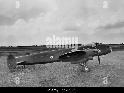 Un prototype de l'Avro 679 Manchester était un bombardier lourd bimoteur britannique exploité à la fois par la RAF et l'Aviation royale canadienne, mais il en est venu à être considéré comme un échec opérationnel, principalement en raison de ses moteurs Rolls-Royce Vulture sous-puissants et peu fiables. Lorsque la production a été arrêtée en 1941, le Manchester a été redessiné en bombardier lourd quadrimoteur, propulsé par le moteur Rolls-Royce Merlin, qui est devenu connu sous le nom de Lancaster, l'un des bombardiers stratégiques les plus performants de la seconde Guerre mondiale. Banque D'Images