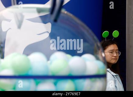 Pékin, Chine. 28 septembre 2024. Un spectateur attend pour participer à une activité de marque à l'extérieur du terrain de diamant lors du tournoi de tennis China Open 2024 à Pékin, capitale de la Chine, le 28 septembre 2024 . Crédit : Wang Lili/Xinhua/Alamy Live News Banque D'Images