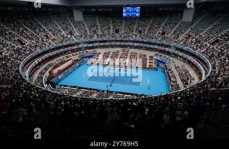 Pékin, Chine. 28 septembre 2024. Les spectateurs regardent le match de 2e tour masculin entre Roman Safiullin de Russie et Jannik Sinner d'Italie lors du tournoi de tennis de Chine 2024 à Pékin, capitale de la Chine, le 28 septembre 2024 . Crédit : Wang Lili/Xinhua/Alamy Live News Banque D'Images