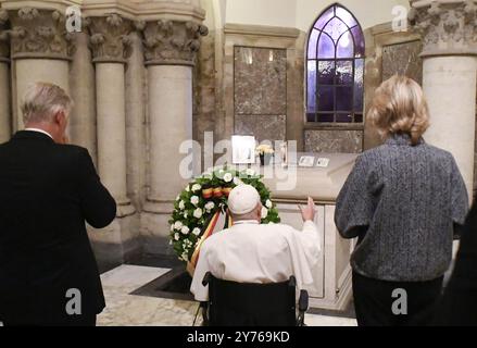 Bruxelles, Belgique. 28 septembre 2024. Le pape François prie devant le tombeau du roi Baudouin de Belgique dans la crypte royale de la basilique notre-Dame de Laeken près de Bruxelles le 28 septembre 2024 lors de sa visite en Belgique. Après sa rencontre avec les évêques, prêtres, religieux et pastoraux, le pape François a visité la crypte royale sous la basilique notre-Dame de Laeken avec le roi Philippe et la reine Mathilde de Belgique et s’est arrêté pour prier devant la tombe du roi Baudouin (1951-1993). Photo : (EV) Vatican Media/ABACAPRESS. COM Credit : Abaca Press/Alamy Live News Banque D'Images