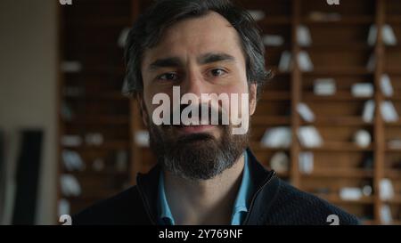 Portrait de tête heureux joyeux confiant caucasien mature homme d'affaires homme d'affaires satisfait travailleur client visage sourire homme d'affaires convivial Banque D'Images