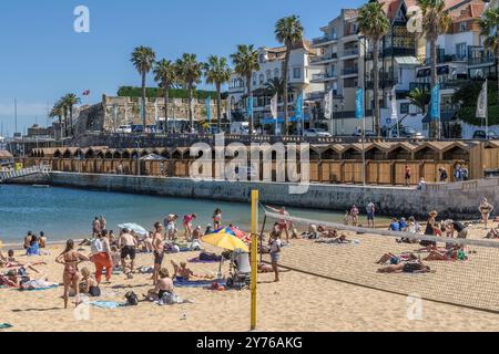 Praia da Ribeira et les cabanes de baignade sur la promenade de la plage de Ribera dans la ville portugaise de Cascaes, Cascais, Portugal, Europe. Banque D'Images