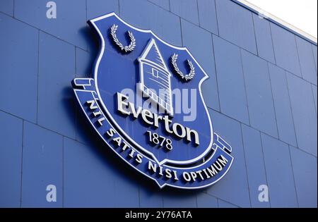 Goodison Park, Liverpool, Royaume-Uni. 28 septembre 2024. Premier League Football, Everton versus Crystal Palace ; l'écusson du club Everton FC surplombant Goodison Street Credit : action plus Sports/Alamy Live News Banque D'Images