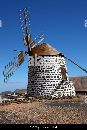 Moulin à vent traditionnel près de la Oliva à Fuerteventura, îles Canaries, Espagne, Europe. Banque D'Images