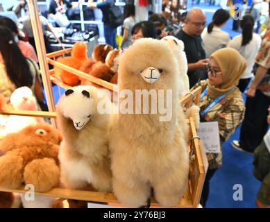 Nanning, région autonome chinoise du Guangxi Zhuang. 28 septembre 2024. Des jouets en peluche d'alpaga péruvien sont exposés lors de la 21e exposition Chine-ASEAN à Nanning, dans la région autonome du Guangxi Zhuang, dans le sud de la Chine, le 28 septembre 2024. Les produits des pays de l'Association des Nations de l'Asie du Sud-est (ASEAN), tels que les durians, les biscuits et le bois de rose, ainsi que ceux d'autres pays, y compris les saucisses russes et les peluches d'alpaga péruvien, ont connu une grande popularité lors de la 21e exposition Chine-ASEAN à Nanning. Crédit : Zhou Hua/Xinhua/Alamy Live News Banque D'Images