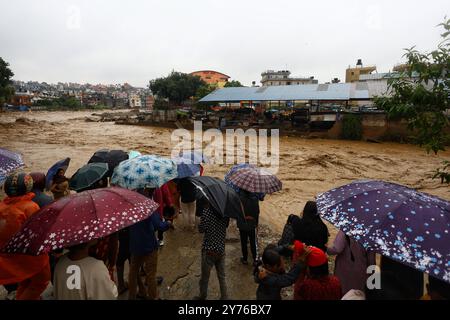 Katmandou. 28 septembre 2024. Cette photo prise le 28 septembre 2024 montre un quartier inondé à Lalitpur, au Népal. Les inondations et les glissements de terrain déclenchés par les pluies incessantes au Népal ont fait au moins 59 morts et blessé 36 autres samedi après-midi, a indiqué la police. Crédit : Sulav Shrestha/Xinhua/Alamy Live News Banque D'Images