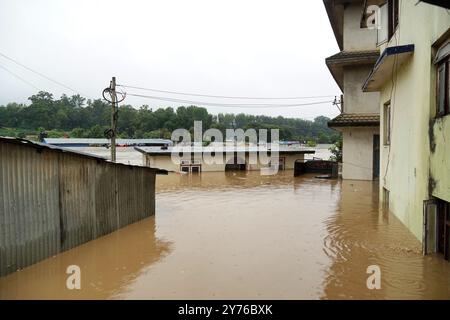 Katmandou. 28 septembre 2024. Cette photo prise le 28 septembre 2024 montre un quartier inondé à Katmandou, au Népal. Les inondations et les glissements de terrain déclenchés par les pluies incessantes au Népal ont fait au moins 59 morts et blessé 36 autres samedi après-midi, a indiqué la police. Crédit : Hari Maharjan/Xinhua/Alamy Live News Banque D'Images