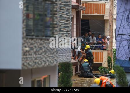 Katmandou, Népal. 28 septembre 2024. Des sauveteurs évacuent des résidents piégés par les inondations dans un quartier de Lalitpur, Népal, 28 septembre 2024. Les inondations et les glissements de terrain déclenchés par les pluies incessantes au Népal ont fait au moins 59 morts et blessé 36 autres samedi après-midi, a indiqué la police. Crédit : Sulav Shrestha/Xinhua/Alamy Live News Banque D'Images